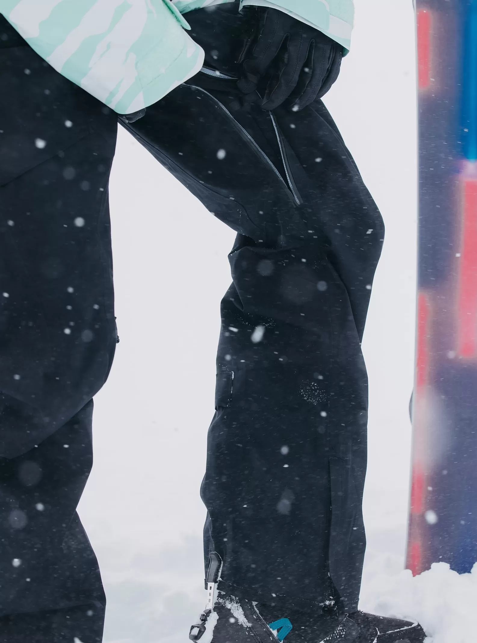 Burton Men's [ak] Freebird GORE‑TEX 3L Stretch Bib Pants< Snow Pants & Bibs